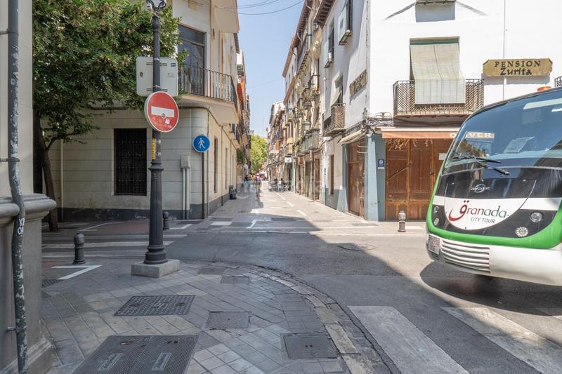 Foto 2122dbe1-6ace-487c-9ea9-d33824007c96. Piso céntrico piso en tercera planta de 3 dormitorios, baño y balcón junto a plaza de los lobos en Granada