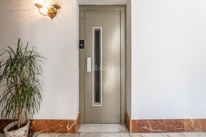 Foto 261cdcfb-4056-4840-937d-ad4f37733c62. Piso céntrico piso en tercera planta de 3 dormitorios, baño y balcón junto a plaza de los lobos en Granada