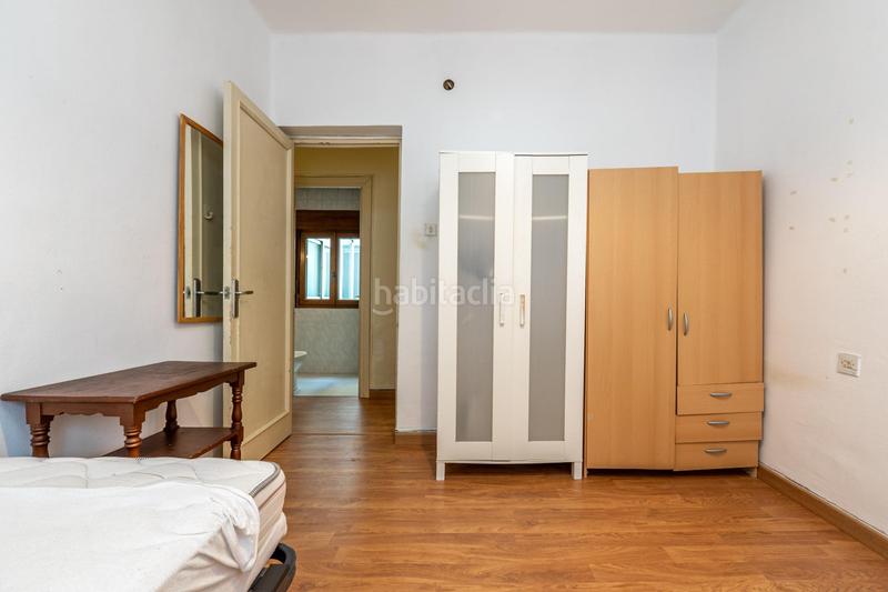 Foto 2f7c357e-4709-4f7c-8cb9-ecc27d9b4741. Piso céntrico piso en tercera planta de 3 dormitorios, baño y balcón junto a plaza de los lobos en Granada