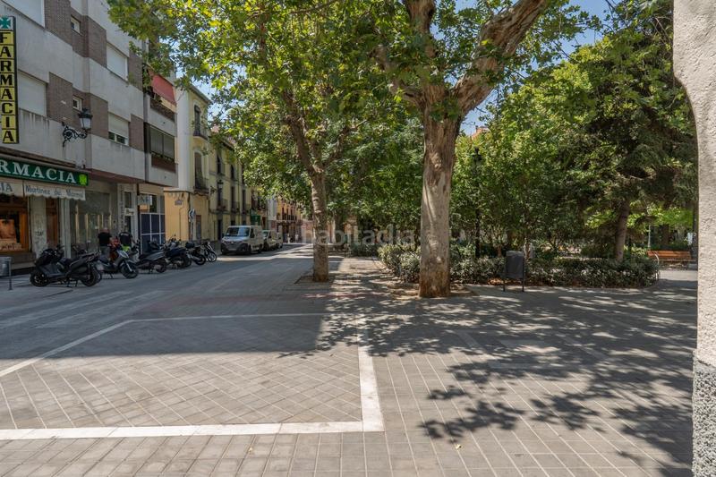 Foto 2f88de02-bd3b-42c1-87f6-36082536d1a8. Piso céntrico piso en tercera planta de 3 dormitorios, baño y balcón junto a plaza de los lobos en Granada