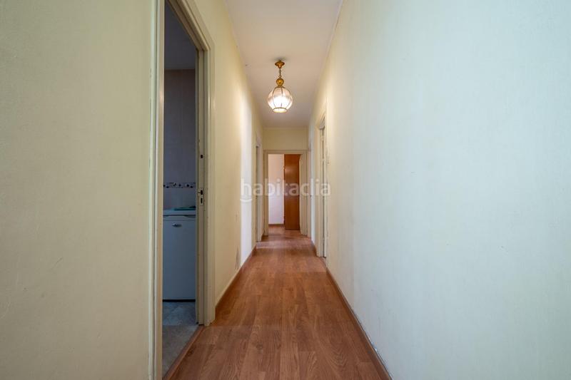 Foto 4d1bd3b9-b943-4b09-8294-24b44924844e. Piso céntrico piso en tercera planta de 3 dormitorios, baño y balcón junto a plaza de los lobos en Granada