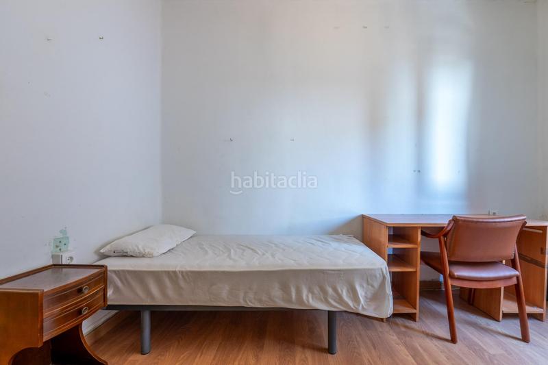 Foto 4ecd0020-6921-4380-ad9d-0840adabf0ad. Piso céntrico piso en tercera planta de 3 dormitorios, baño y balcón junto a plaza de los lobos en Granada