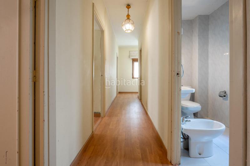 Foto 5ce4db6e-b4b7-46eb-9a52-a55f76cccb95. Piso céntrico piso en tercera planta de 3 dormitorios, baño y balcón junto a plaza de los lobos en Granada