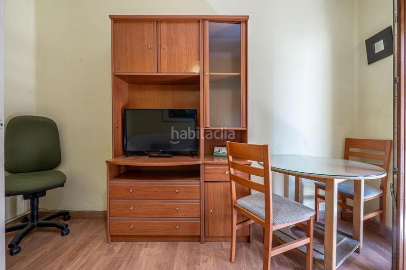 Foto 5dbfe3ca-58f6-4750-b153-b852a06b8872. Piso céntrico piso en tercera planta de 3 dormitorios, baño y balcón junto a plaza de los lobos en Granada