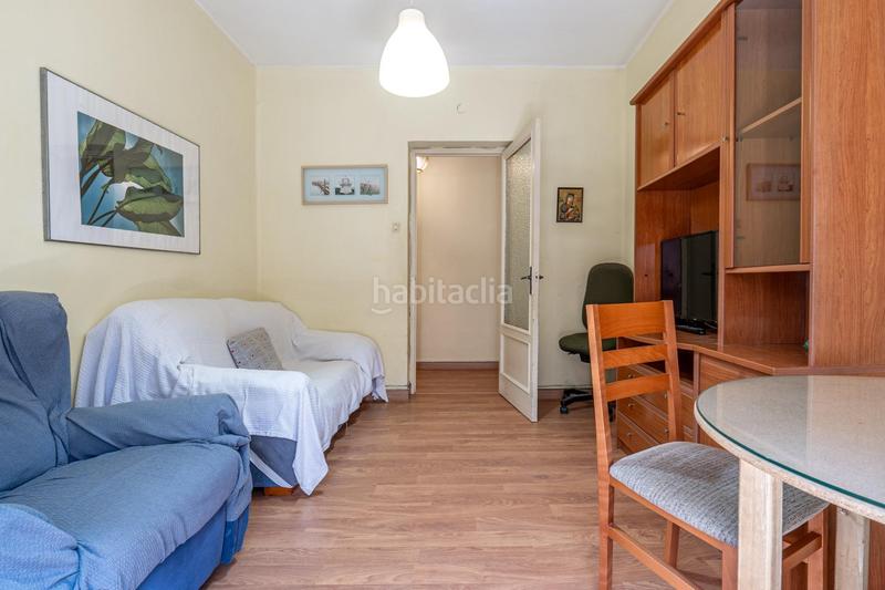 Foto 7278a674-6c21-4ff9-aae9-7298aff69a02. Piso céntrico piso en tercera planta de 3 dormitorios, baño y balcón junto a plaza de los lobos en Granada