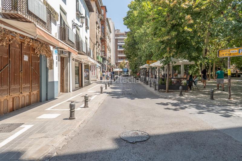 Foto 7bfc8cbd-4e11-4581-82a9-d222f0ef2c10. Piso céntrico piso en tercera planta de 3 dormitorios, baño y balcón junto a plaza de los lobos en Granada