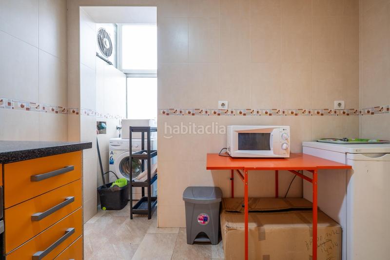 Foto 837a0be2-9ce0-4a8a-acd8-dcf66273ecef. Piso céntrico piso en tercera planta de 3 dormitorios, baño y balcón junto a plaza de los lobos en Granada