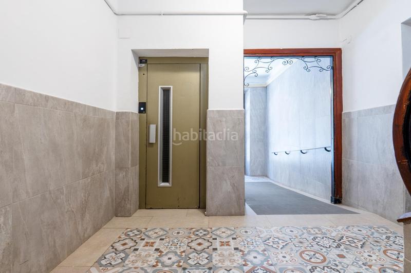 Foto a061f36c-11d0-46b2-baeb-71880f157f55. Piso céntrico piso en tercera planta de 3 dormitorios, baño y balcón junto a plaza de los lobos en Granada