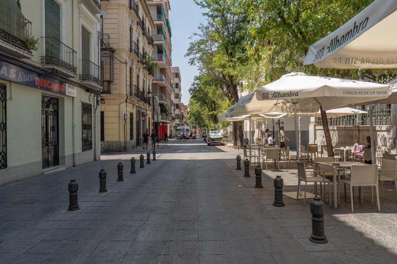 Foto a0ccde17-4e17-41f1-b40e-7d0b62b9d9ee. Piso céntrico piso en tercera planta de 3 dormitorios, baño y balcón junto a plaza de los lobos en Granada