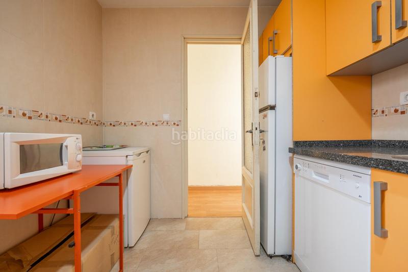 Foto a37d0fab-b694-48db-85cf-9dfe04c27cb0. Piso céntrico piso en tercera planta de 3 dormitorios, baño y balcón junto a plaza de los lobos en Granada