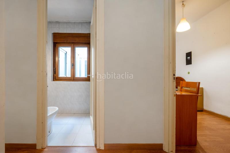 Foto ba226df9-4494-467f-aa9b-a754471fb317. Piso céntrico piso en tercera planta de 3 dormitorios, baño y balcón junto a plaza de los lobos en Granada