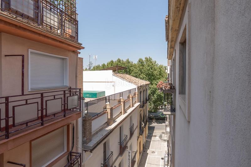 Foto bc5e1908-1f6a-4b33-b91b-f6ea5382f85c. Piso céntrico piso en tercera planta de 3 dormitorios, baño y balcón junto a plaza de los lobos en Granada