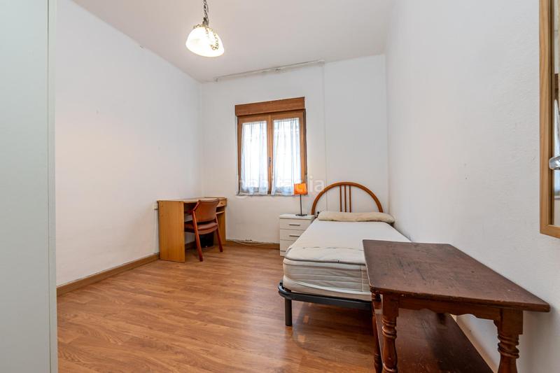 Foto c4bf9b5a-4a28-4356-8bbd-dda55df795cc. Piso céntrico piso en tercera planta de 3 dormitorios, baño y balcón junto a plaza de los lobos en Granada