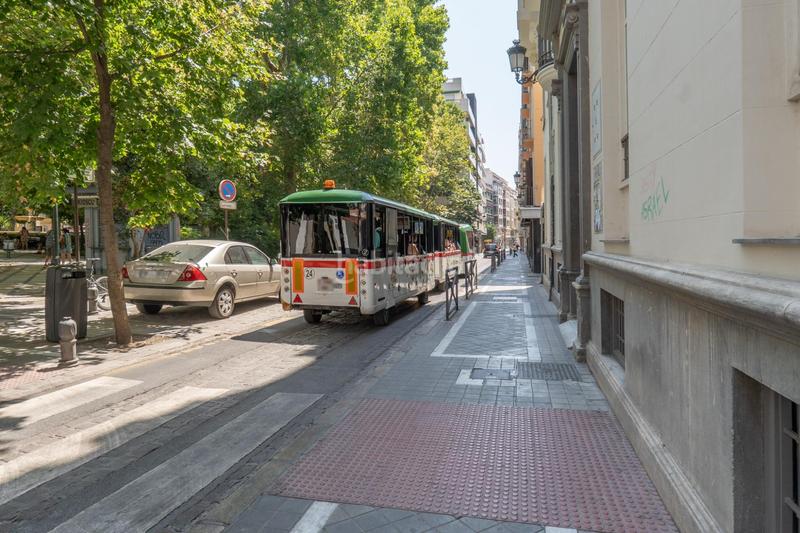 Foto c97f687f-47ba-49ad-85a0-a6c84e88a58b. Piso céntrico piso en tercera planta de 3 dormitorios, baño y balcón junto a plaza de los lobos en Granada