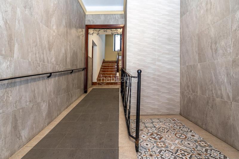 Foto cb3c00a7-1cfc-4b67-8a70-ddfd602d5394. Piso céntrico piso en tercera planta de 3 dormitorios, baño y balcón junto a plaza de los lobos en Granada