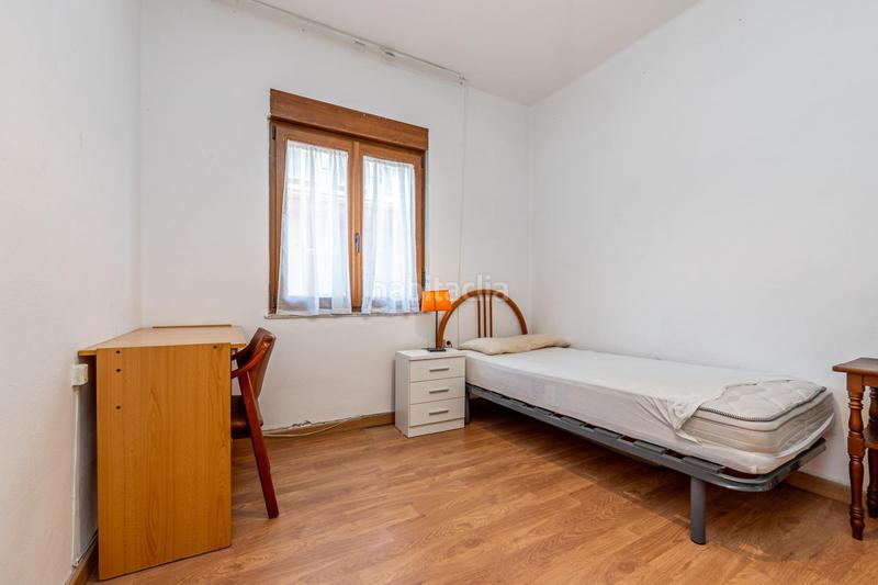 Foto df69e842-a54e-403c-8075-34b7bbb5f0dc. Piso céntrico piso en tercera planta de 3 dormitorios, baño y balcón junto a plaza de los lobos en Granada