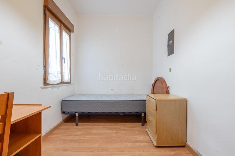Foto f16e07aa-0bb1-4d3b-82bc-7b6a64d4eec9. Piso céntrico piso en tercera planta de 3 dormitorios, baño y balcón junto a plaza de los lobos en Granada
