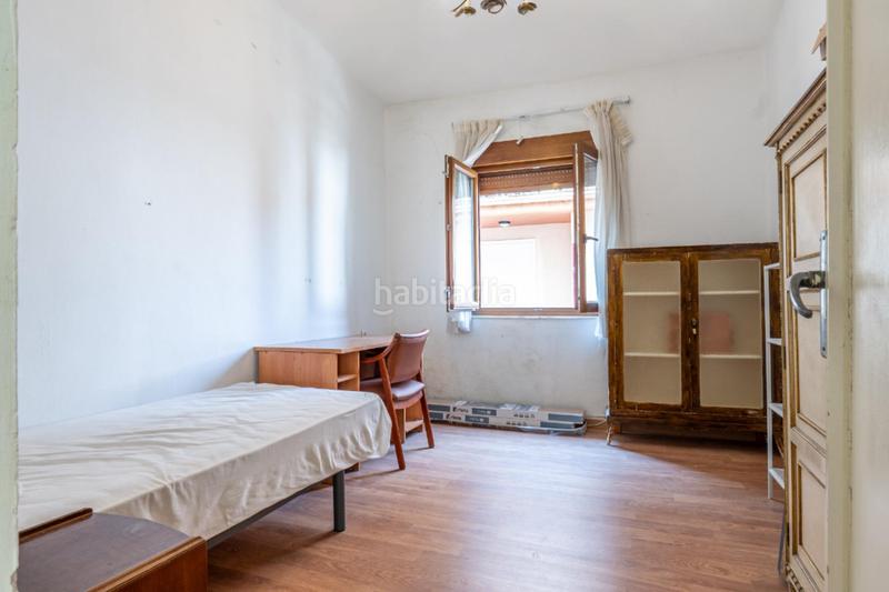Foto f4733e46-e5b9-4e5b-abea-a09f4ac7a3c3. Piso céntrico piso en tercera planta de 3 dormitorios, baño y balcón junto a plaza de los lobos en Granada