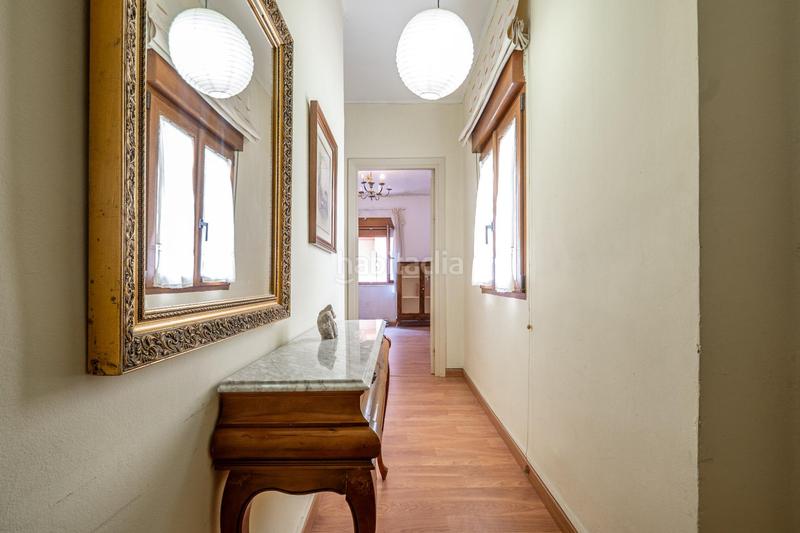 Foto fe96c3e9-953a-41ba-ad8a-491fc1eba2a9. Piso céntrico piso en tercera planta de 3 dormitorios, baño y balcón junto a plaza de los lobos en Granada