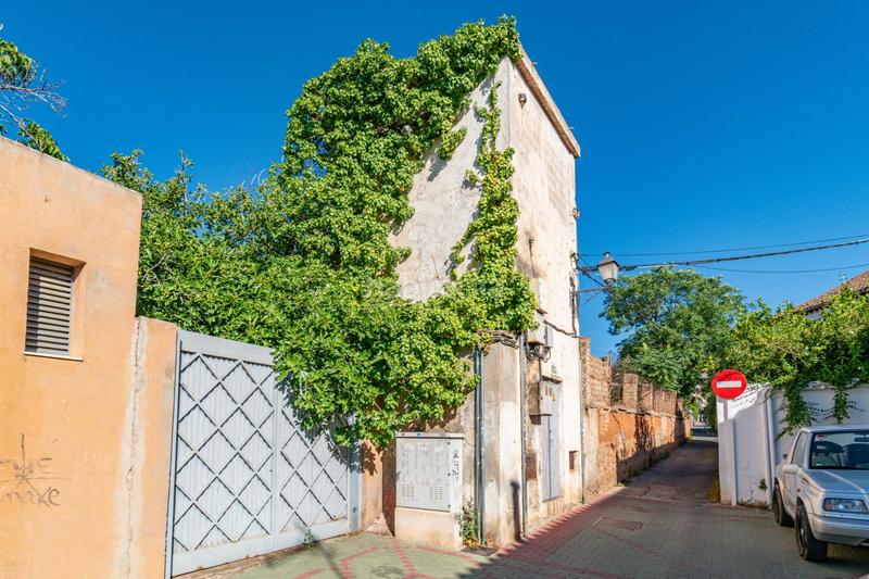 Foto 3ddf9190-7b74-4880-aea3-c0852d70429d. Terreno residencial magnifico solar en el centro de la zubia en Zubia (La)