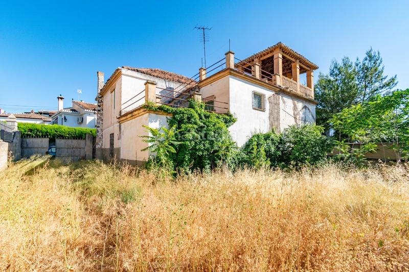 Foto def6b0a2-c90b-4392-9280-7b61524622cf. Terreno residencial magnifico solar en el centro de la zubia en Zubia (La)