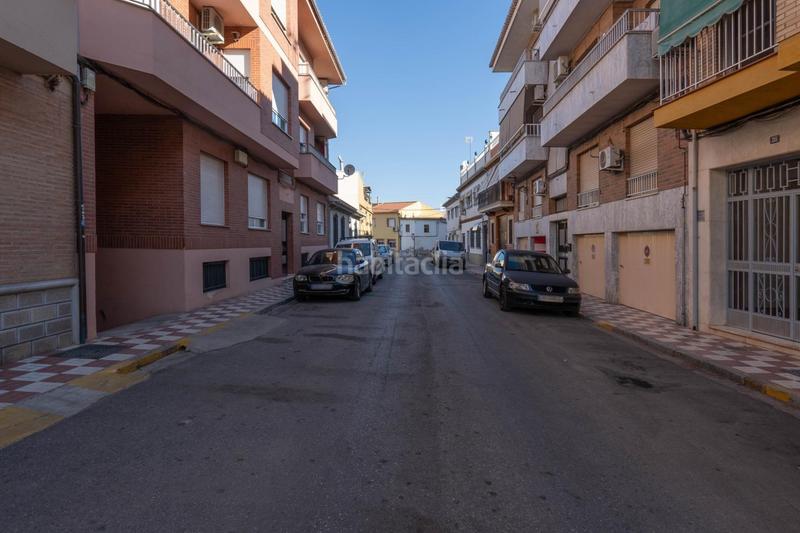 Foto e899614d-8960-41ac-9197-b69b7a3a4e10. Piso  céntrico con 3 grandes habitaciones, 2 baños, terraza, cocina, despensa y lavadero. garaje opcional en Albolote
