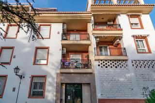 Pis  Plaza plaza de la cruz. Amplio piso en el corazón de la zubia, ideal para vivir cómodame