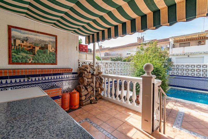 Foto f7d79465-ddf3-4021-9711-1e56551b06f8. Casa adossada a calle tarifa 4 a Híjar Gabias (Las)