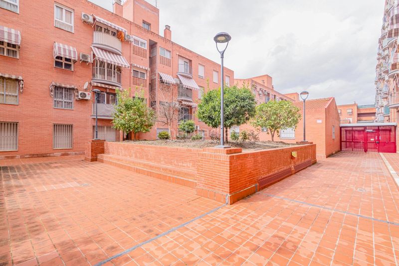 Foto 8acbadd1-69c2-4648-b0c8-bef5bccf8b17. Dúplex amb aparcament a Joaquina Eguaras Granada