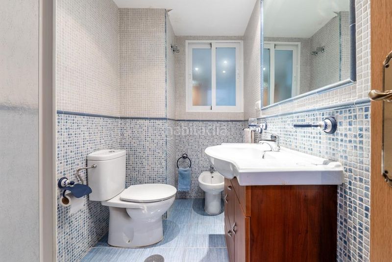 Foto 9e8d2aed-7c36-456c-9a59-95248c68b775. Piso en calle calle almona vieja 7 piso en el centro , totalmente reformado con dos grandes dormitorios y un baño en Granada