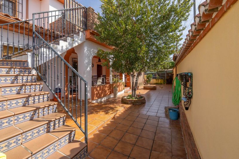 Foto e30ef792-89ce-43d7-866f-26b45b759d9c. Edificio  de tres plantas en la maravillosa ! en Villa de Otura