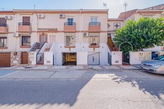 Casa adossada a Chauchina. Amplia vivienda en chauchina con piscina