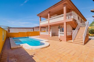 Chalet  Calle calle juan de la cierva. Impresionante chalet en lachar con piscina y amplios espacios!
