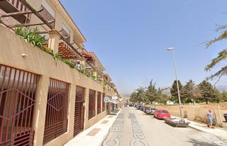 Dúplex a El Tomillar. Inmueble ocupado  vivienda unifamiliar en residencial con piscin
