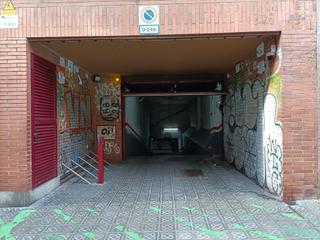 Autoparkplatz in Carrer de sardenya 343. Plaza de parking para coche mediano