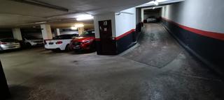 Rent Car parking in Carrer de vèlia 22. Plaza de coche pequeño o para dos motos grandes