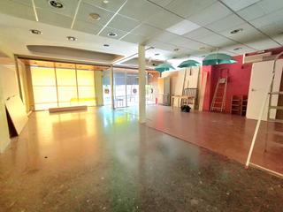 Local Comercial en Carrer de marcelino menndez pelayo 6. Local de 150 metros mas zotano de 70 metros ( posibilidad salida