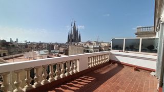 Alquiler Piso  Carrer de còrsega. Piso de 3 habitaciones con terraza con vistas a la sagrada famil