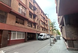 Rent Flat  Carrer del cardener. Piso reformado de 3 habitaciones dobles. contrato larga estancia