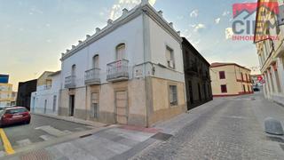 Maison à Calle blanca 2. Casa señorial en el centro de miajadas , de dos plantas, cochera