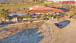 Chalet à Miajadas. Casa de campo  , con piscina, nave  , terreno con charca murado
