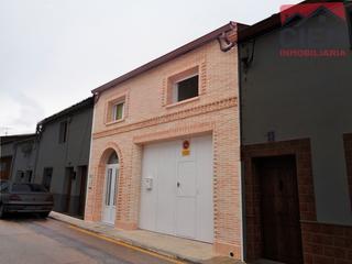 Maison jumelée à Miajadas. Casa duplex  de reciente construccion , con cochera y patio ,cer