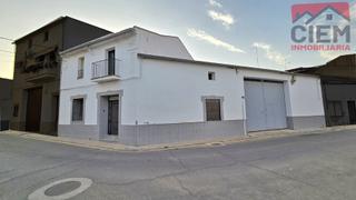 Maison à Miajadas. Casa de planta baja reformada, con amplio patio y cochera  en el