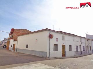 Casa a Miajadas. Casa de planta baja  de esquina, en miajadas, con cochera , cubi