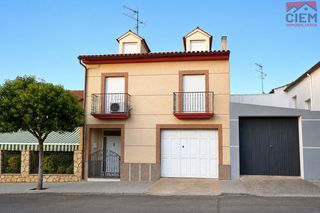 Maison à Miajadas. Unifamiliar de tres plantas  , cerca del centro de salud , estac