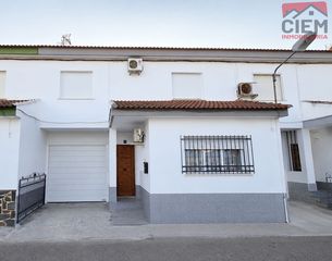 House in Miajadas. Oportunidad duplex  con reformas actuales, patio de unos 130  m2