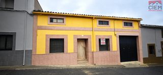 Maison à Miajadas. Casa de planta baja , con cochera , patio , terraza y desvan .a
