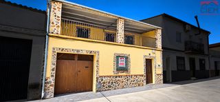 Casa a Almoharín. Casa de planta baja  en almoharín (cáceres) , con cochera , pati