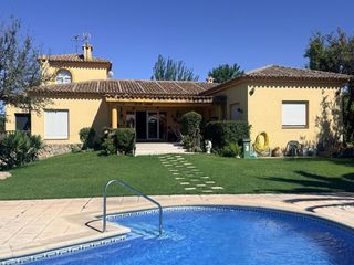 Xalet  Los cortijos. Chalet en venta en sevilla la nueva, 8 dormitorios.