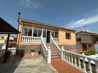 Chalet in El Grao. Fantástica villa con piscina a tan solo unos minutos del mar.